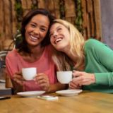 To veninder drikker kaffe